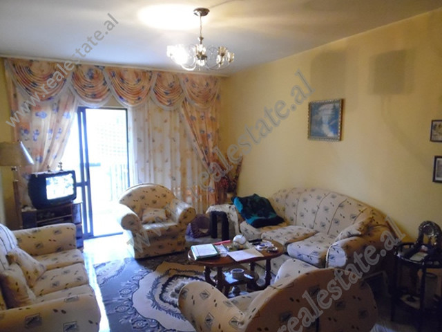 Apartament 2+1 per shitje tek pallati me Shigjeta ne Tirane (TRS-417-6K)